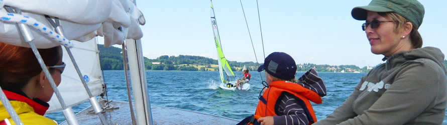 Familie auf Segelboot am Schliersee